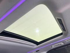【サンルーフ】開放感たっぷりの希少装備、サンルーフが装着されています！車内に明かりを取り入れたり景色を楽しむ以外にも、車内の空気も簡単に換気できて快適です！ 3