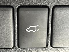 【パワーバックドア】スマートキーや運転席のボタンを押すだけでリアゲートが自動で開閉します！荷物を持っている時や、高い位置にあるバックドアを閉める際に便利な機能です♪ 6