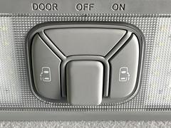 【両側パワースライドドア】スマートキーや運転席のスイッチで後席両側スライドドアの開閉が可能♪電動だから力を入れてドアを開ける必要が無く、小さなお子様でも簡単に開け閉めでき快適です♪ 6