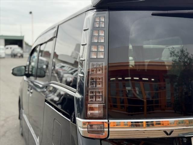 ヴォクシー ZS 社外ナビ 地デジTV Bカメラ ステリモ 電スラ LEDヘッド Aライト スマートキー Aストップ ETC 電格ミラー チルトステ シートリフター Rサンシェード 革巻きステア 純正16インチAW(35枚目)