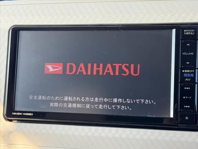 ムーヴキャンバス Ｘ　ＳＡＩＩＩ　禁煙　スマアシ３　純ナビ　Ｂカメラ　ＢＴ　ＥＴＣ　ドラレコ　Ａハイビーム　Ａストップ　Ｐスタート　ドラレコ　横滑り防止　レベライザー　１２Ｖソケット　電格ミラー　アームレスト　バニティミラー　マット（3枚目）