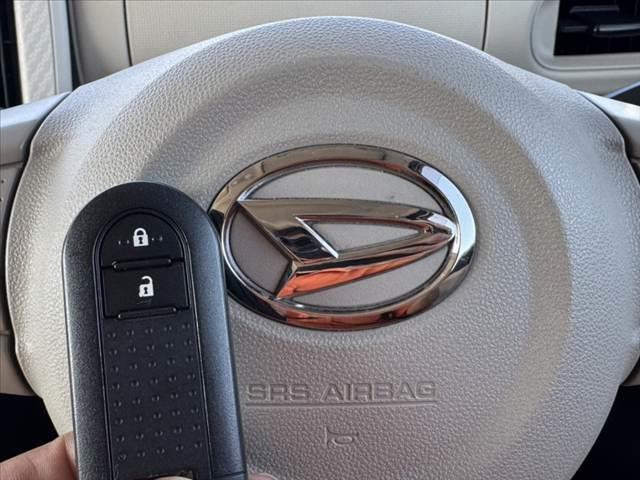 ムーヴキャンバス Ｘ　ＳＡＩＩＩ　禁煙　スマアシ３　純ナビ　Ｂカメラ　ＢＴ　ＥＴＣ　ドラレコ　Ａハイビーム　Ａストップ　Ｐスタート　ドラレコ　横滑り防止　レベライザー　１２Ｖソケット　電格ミラー　アームレスト　バニティミラー　マット（7枚目）