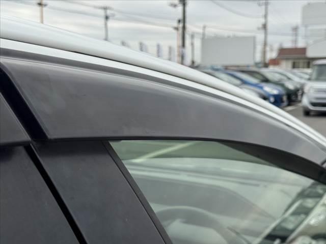 アクア Ｌ　禁煙　後期　純ナビ　ＢＴ　ＥＴＣ　ステリモ　Ａストップ　車線逸脱警告　衝突軽減　ＢＳＭ　コーナーセンサー　光軸レベライザー　Ａライト　電格ミラー　１２Ｖソケット　Ｐスタート　横滑り防止　スマートキー（5枚目）