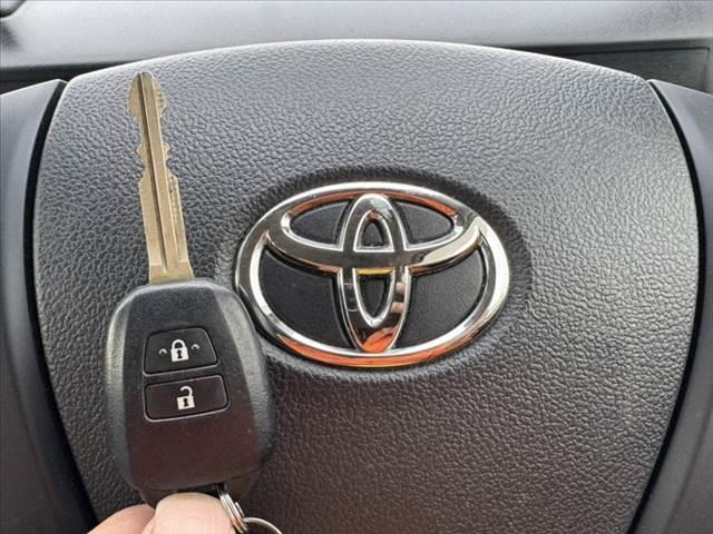 アクア Ｌ　禁煙　後期　純ナビ　ＢＴ　ＥＴＣ　ステリモ　Ａストップ　車線逸脱警告　衝突軽減　ＢＳＭ　コーナーセンサー　光軸レベライザー　Ａライト　電格ミラー　１２Ｖソケット　Ｐスタート　横滑り防止　スマートキー（7枚目）