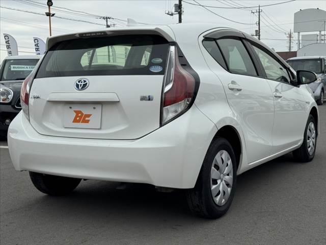 アクア Ｌ　禁煙　後期　純ナビ　ＢＴ　ＥＴＣ　ステリモ　Ａストップ　車線逸脱警告　衝突軽減　ＢＳＭ　コーナーセンサー　光軸レベライザー　Ａライト　電格ミラー　１２Ｖソケット　Ｐスタート　横滑り防止　スマートキー（15枚目）