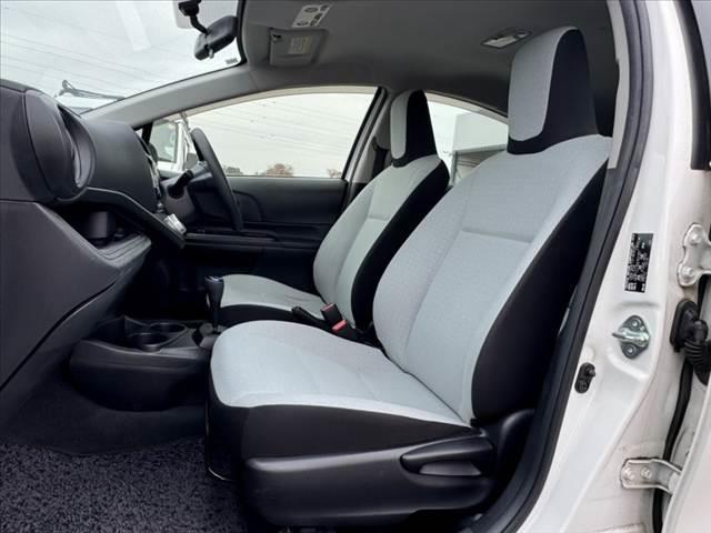 アクア Ｌ　禁煙　後期　純ナビ　ＢＴ　ＥＴＣ　ステリモ　Ａストップ　車線逸脱警告　衝突軽減　ＢＳＭ　コーナーセンサー　光軸レベライザー　Ａライト　電格ミラー　１２Ｖソケット　Ｐスタート　横滑り防止　スマートキー（17枚目）