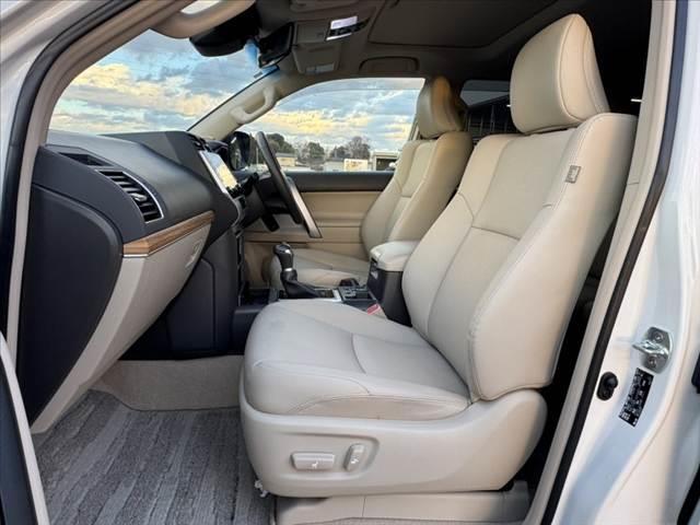 ランドクルーザープラド TX Lパッケージ マットブラックエディション 禁煙 後期 セーフティセンス ムーンルーフ 純正9型ナビ BT ETC 全周囲カメラ BSM シートヒーター/ベンチレーション パワーシート ルーフレール Aライト Aハイビーム 純正18インチAW(17枚目)