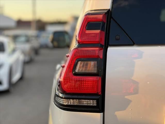 ランドクルーザープラド TX Lパッケージ マットブラックエディション 禁煙 後期 セーフティセンス ムーンルーフ 純正9型ナビ BT ETC 全周囲カメラ BSM シートヒーター/ベンチレーション パワーシート ルーフレール Aライト Aハイビーム 純正18インチAW(35枚目)