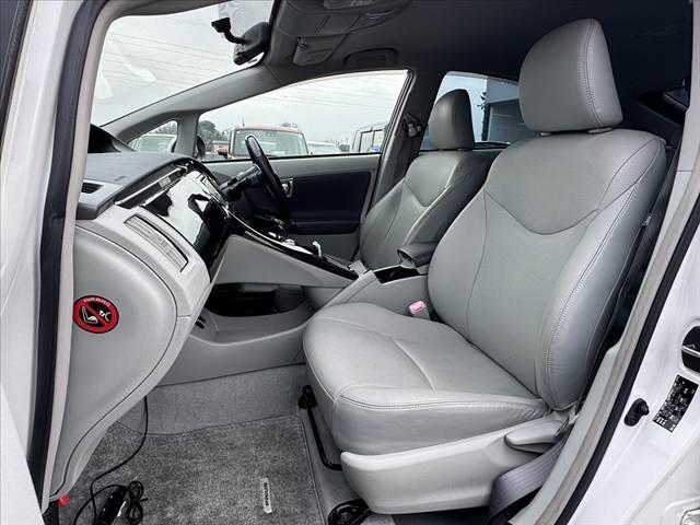 プリウス 　禁煙　プリクラッシュ　ＡＣＣ　外エアロＦ／Ｓ／Ｒ　純ナビ　フルセグ　Ｂカメラ　ＢＴ　ステリモ　Ｐスタート　シートヒーター　レザーシート　ＬＥＤヘッド　Ａライト　ＥＴＣ　電格ミラー　外１７インチＡＷ（17枚目）