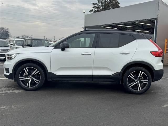 ＸＣ４０ Ｂ４　ＡＷＤ　Ｒデザイン　禁煙　ハーマンカードン　パノラマルーフ　純正ナビ　全周囲カメラ　コーナーセンサー　シートヒーター　ステアヒーター　パークアシスト　ＡＣＣ　Ａハイビーム　パワーバックドア　純正１９インチＡＷ（11枚目）