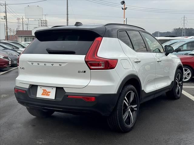 ＸＣ４０ Ｂ４　ＡＷＤ　Ｒデザイン　禁煙　ハーマンカードン　パノラマルーフ　純正ナビ　全周囲カメラ　コーナーセンサー　シートヒーター　ステアヒーター　パークアシスト　ＡＣＣ　Ａハイビーム　パワーバックドア　純正１９インチＡＷ（15枚目）