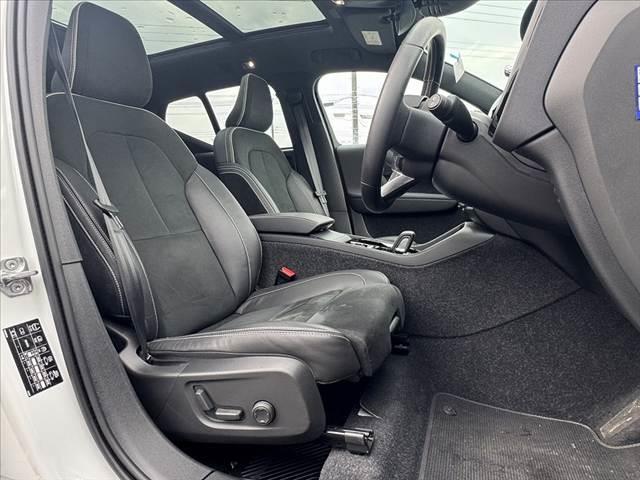 ＸＣ４０ Ｂ４　ＡＷＤ　Ｒデザイン　禁煙　ハーマンカードン　パノラマルーフ　純正ナビ　全周囲カメラ　コーナーセンサー　シートヒーター　ステアヒーター　パークアシスト　ＡＣＣ　Ａハイビーム　パワーバックドア　純正１９インチＡＷ（16枚目）