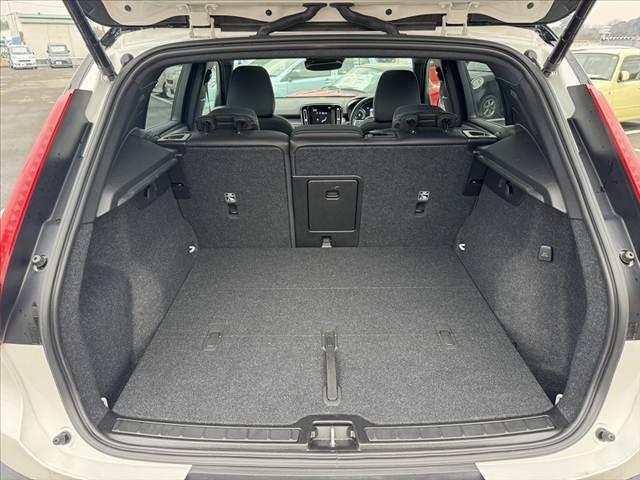 ＸＣ４０ Ｂ４　ＡＷＤ　Ｒデザイン　禁煙　ハーマンカードン　パノラマルーフ　純正ナビ　全周囲カメラ　コーナーセンサー　シートヒーター　ステアヒーター　パークアシスト　ＡＣＣ　Ａハイビーム　パワーバックドア　純正１９インチＡＷ（19枚目）