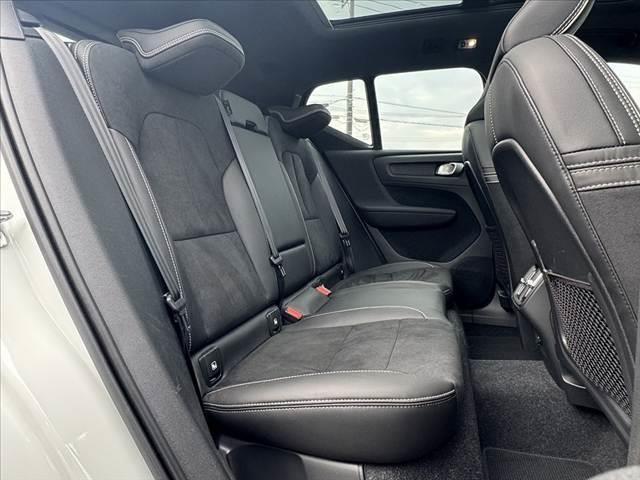 ＸＣ４０ Ｂ４　ＡＷＤ　Ｒデザイン　禁煙　ハーマンカードン　パノラマルーフ　純正ナビ　全周囲カメラ　コーナーセンサー　シートヒーター　ステアヒーター　パークアシスト　ＡＣＣ　Ａハイビーム　パワーバックドア　純正１９インチＡＷ（20枚目）