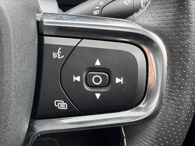 ＸＣ４０ Ｂ４　ＡＷＤ　Ｒデザイン　禁煙　ハーマンカードン　パノラマルーフ　純正ナビ　全周囲カメラ　コーナーセンサー　シートヒーター　ステアヒーター　パークアシスト　ＡＣＣ　Ａハイビーム　パワーバックドア　純正１９インチＡＷ（25枚目）