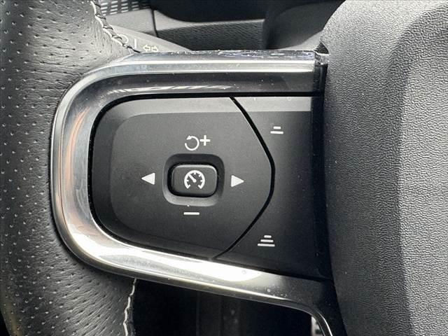 ＸＣ４０ Ｂ４　ＡＷＤ　Ｒデザイン　禁煙　ハーマンカードン　パノラマルーフ　純正ナビ　全周囲カメラ　コーナーセンサー　シートヒーター　ステアヒーター　パークアシスト　ＡＣＣ　Ａハイビーム　パワーバックドア　純正１９インチＡＷ（26枚目）