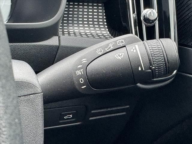 ＸＣ４０ Ｂ４　ＡＷＤ　Ｒデザイン　禁煙　ハーマンカードン　パノラマルーフ　純正ナビ　全周囲カメラ　コーナーセンサー　シートヒーター　ステアヒーター　パークアシスト　ＡＣＣ　Ａハイビーム　パワーバックドア　純正１９インチＡＷ（27枚目）