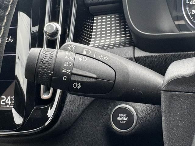 ＸＣ４０ Ｂ４　ＡＷＤ　Ｒデザイン　禁煙　ハーマンカードン　パノラマルーフ　純正ナビ　全周囲カメラ　コーナーセンサー　シートヒーター　ステアヒーター　パークアシスト　ＡＣＣ　Ａハイビーム　パワーバックドア　純正１９インチＡＷ（28枚目）