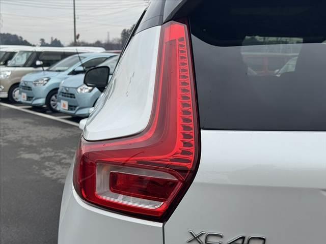 ＸＣ４０ Ｂ４　ＡＷＤ　Ｒデザイン　禁煙　ハーマンカードン　パノラマルーフ　純正ナビ　全周囲カメラ　コーナーセンサー　シートヒーター　ステアヒーター　パークアシスト　ＡＣＣ　Ａハイビーム　パワーバックドア　純正１９インチＡＷ（35枚目）