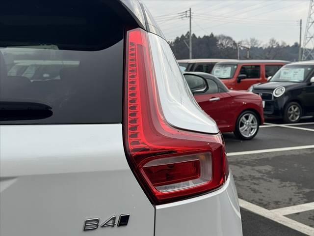 ＸＣ４０ Ｂ４　ＡＷＤ　Ｒデザイン　禁煙　ハーマンカードン　パノラマルーフ　純正ナビ　全周囲カメラ　コーナーセンサー　シートヒーター　ステアヒーター　パークアシスト　ＡＣＣ　Ａハイビーム　パワーバックドア　純正１９インチＡＷ（36枚目）