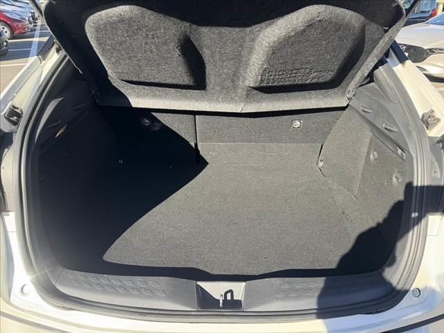 Ｃ－ＨＲ Ｇ　車検整備付　禁煙　中期　２トーンカラー　純正９型ナビ　セーフティセンス　Ｂカメラ　ＢＳＭ　コーナーセンサー　横滑り防止　ＬＥＤヘッド　Ａハイビーム　ＥＴＣ　ＢＴ　マット　バイザー　バニティミラー（19枚目）