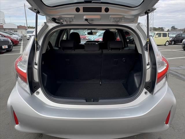 アクア S 後期 車検整備付 ナビレディパッケージ リモコンキー オートエアコン プライバシーガラス 電動格納ミラー WSRSエアバッグ フロアマット ドアバイザー ABS プロジェクターヘッドライト(19枚目)