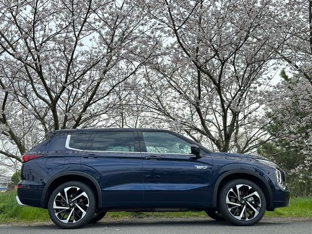 アウトランダーＰＨＥＶ Ｐ　ワンオーナー　禁煙車　タワーバー　アルパインルームミラー型ドライブレコーダー（フロント・リア）　レーダー探知機　２０インチ純正アルミホイール　純正ナビ　フルセグテレビ　本革シート　シートヒーター（14枚目）