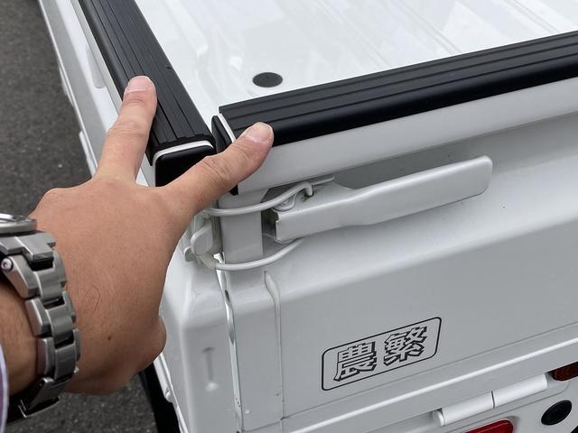 キャリイトラック KC AC・PS付 農繁 7型 趣味に農作業に、切替4WD♪ パートタイム4WD 農繁仕様 アオリ部と鳥居部の各フチにカバー付 荷台照明 FM・AMラジオ オートライト スズキセーフティーサポート ワンオーナ 衝突被害軽減S アイドリングストップ 横滑り防止機能(17枚目)