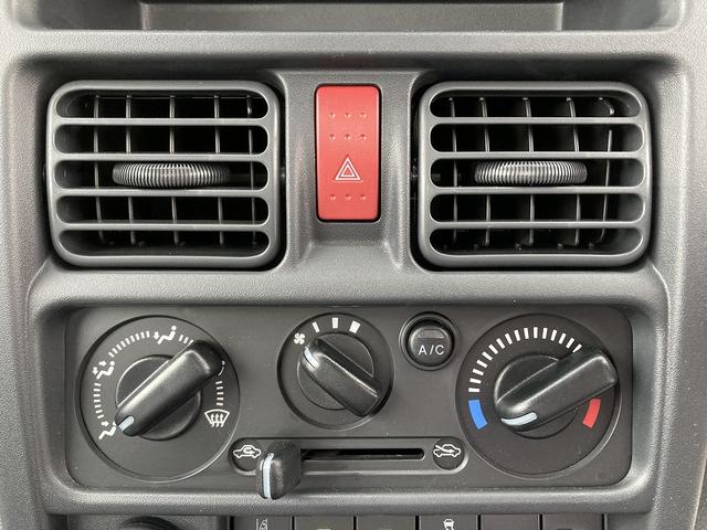 キャリイトラック KC AC・PS付 農繁 7型 趣味に農作業に、切替4WD♪ パートタイム4WD 農繁仕様 アオリ部と鳥居部の各フチにカバー付 荷台照明 FM・AMラジオ オートライト スズキセーフティーサポート ワンオーナ 衝突被害軽減S アイドリングストップ 横滑り防止機能(30枚目)