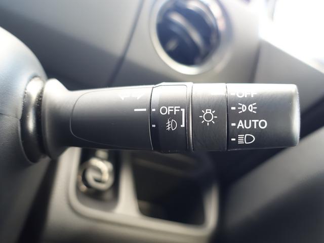 コンライト！周囲の明るさを検知、自動でヘッドライト点灯するのでライトの付け忘れ防止に寄与します！フォグランプも搭載しており霧・雨天時のドライブも前方視界を確保します！