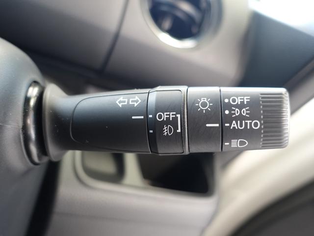 コンライト！周囲の明るさを検知、自動でヘッドライト点灯するのでライトの付け忘れ防止に寄与します！フォグランプも搭載しており霧・雨天時のドライブも前方視界を確保します！