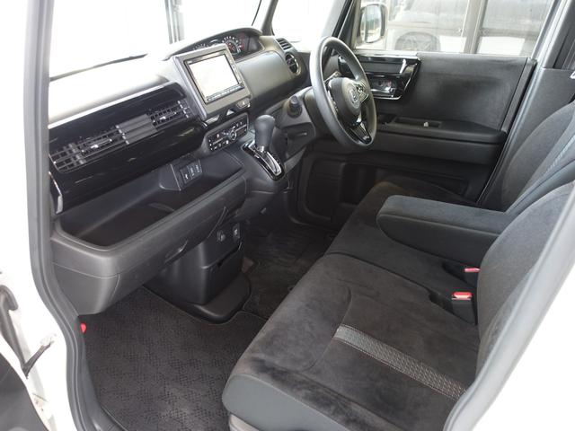 両側パワースライドドア！フロントシートヒーター！車線逸脱防止警報！衝突軽減ブレーキ！横滑り防止装置！リアクリアランスソナー！クルーズコントロール！リアサンシェード！ＬＥＤルームランプ！ドリンクテーブル