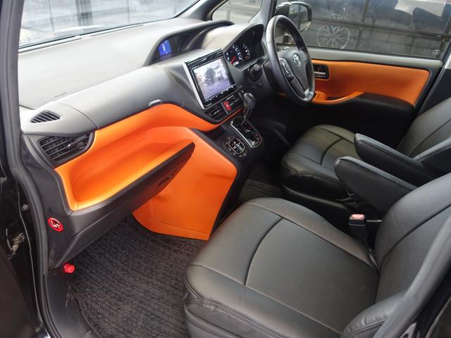 ヴォクシー ＺＳ　新品シルクブレイズエアロ・新品１９ＡＷ・新品タイヤ・新品後席モニタ・新品シートカバー・純正９型ナビ・ブルートゥース・地デジ・ＣＤ／ＤＶＤ・ビルトインＥＴＣ・リアサンシェード・左側パワスラ・オレンジ内装（55枚目）