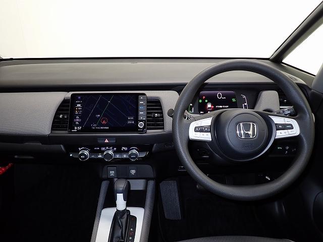 ���E�Ǝ��F���ɗD�ꂽ�C���p�l�܂��ɓ��ꊴ�̂���f�U�C���őS�̂���������ƁB�X�C�b�`�ނ͌��₷��������₷�����C�A�E�g�ɁB�G���W���X�^�[�g�̓X�^�[�g�{�^���������v�b�V���I