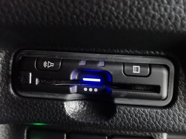 デザインスッキリのビルトイン『ＥＴＣ』！高速道路の特典はもちろん、キャッシュレスなので料金所では徐行するだけで通過可能です！