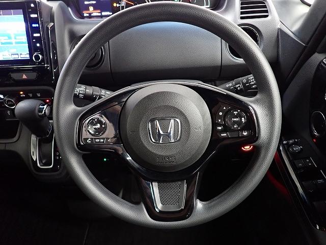ハンドル左側にはオーディオ操作が出来るオーディオリモートコントロールスイッチ、右側にはＨｏｎｄａＳＥＮＳＩＮＧとオートクルーズコントロールのスイッチを装備！