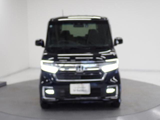 ＨＩＤより明るいＬＥＤヘッドライトが装備されています。より明るく！省電力！で、夜間走行時や雨の日に明るく安全に前方を照らすことが出来ます。