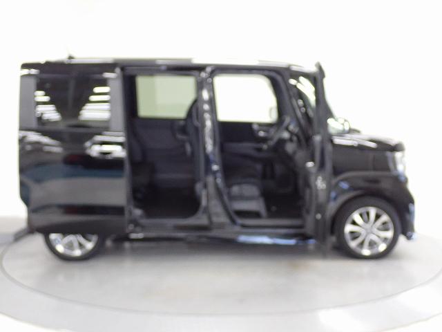 Ｈｏｎｄａ独自のセンタータンクレイアウト、低床設計で床が低くドアも大きく開きますので、女性やお子様、ご年配の方にも一段と乗り降りがしやすくなっています。