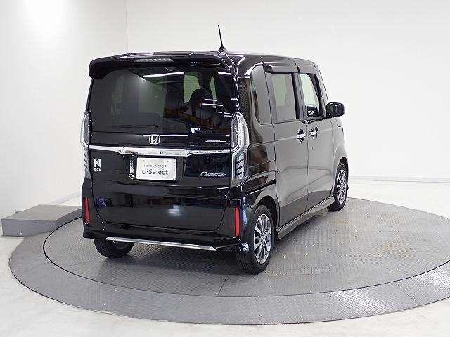 プライバシーガラスが装備されています。外を見るときには気にならずに、後方車両からは車内が見えにくい設計です、周りを気にせず、快適に運転できますよ。