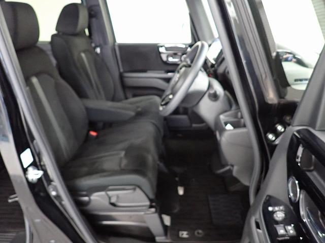 フロントシートはベンチシートです、運転席と助手席の移動が簡単です。真ん中にはアームレストも装備されています！また運転席シートの高さも調整できます。