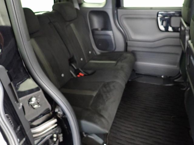 リアシートは足元も広々していて足を組めるほど余裕があります！又背もたれを左右別々に倒せるので長い物でも積めます。