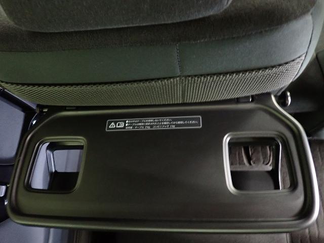 リアシート前には軽食を取るときなどに便利な折りたたみ式の大型トレー付！使わない時はしまっておけます。快適な装備満載で嬉しいですね♪