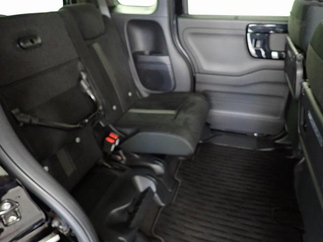 チップアップ、ダイブダウン機構付【ウルトラリアシート】は後席座面を左右分割で跳ね上げることができるので植木やベビーカーなど背の高い荷物をラクラク収納できます。ホンダ車ならではの人気装備です。