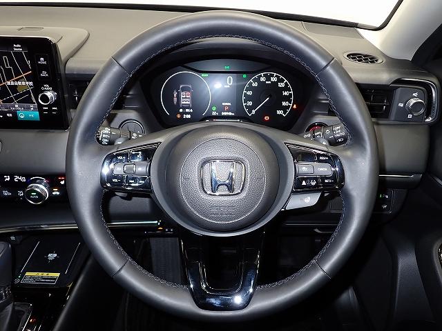 ハンドル左側にはオーディオ操作が出来るオーディオリモートコントロールスイッチ、右側にはＨｏｎｄａＳＥＮＳＩＮＧとオートクルーズコントロールのスイッチを装備！