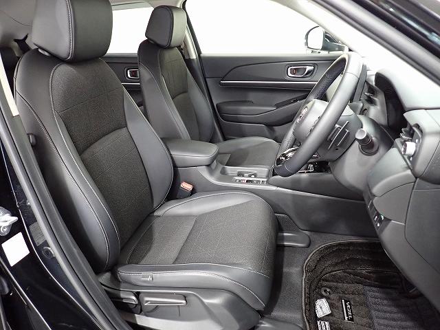 ゆったりとした運転席・助手席です。運転席はシートハイトアジャスター付で高さ調整が出来るので、色々な方のドライビングポジションに合います！