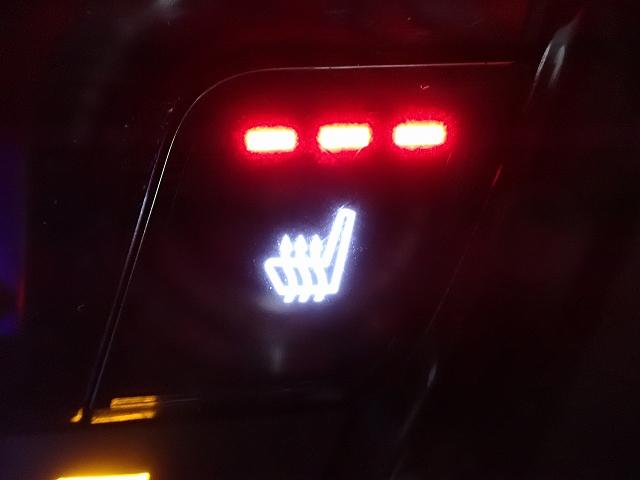 体を直接温めてくれるシートヒーターが装備されています。暖かくなるまでの時間も早いので寒い朝でも苦になりません。