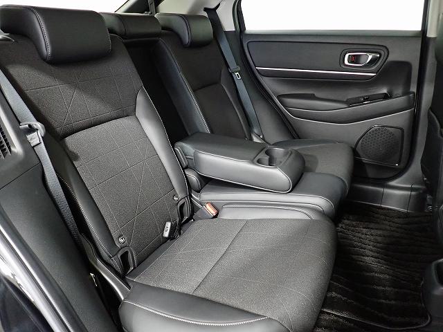 リアシートは３名乗車も可能ですが、２名の時にはセンターの大型のアームレストを使用してゆったりとくつろげるのでとても快適です。