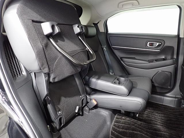 チップアップダイブダウン機構付【ウルトラリアシート】は後席座面を左右分割で跳ね上げることができます。トランクで積載できない背の高い荷物をラクラク収納できます。