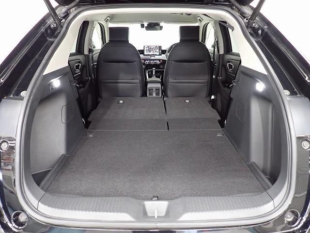 リアシートを畳んでしまえば、フルフラット荷室の出来上がり。余裕の積載スペースで、趣味の幅もグ〜ンと広がります。楽しい道具をたくさん積んで１日フルにエンジョイしましょう♪