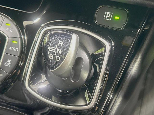 ノア ハイブリッドＳｉ　ダブルバイビーＩＩＩ　禁煙車　純正９インチナビ　後席モニター　セーフティセンス　両側パワースライドドア　クルコン　バックカメラ　ＥＴＣ２．０　ドラレコ　デュアルエアコン　ＬＥＤヘッドライト　１６インチアルミホイール（25枚目）